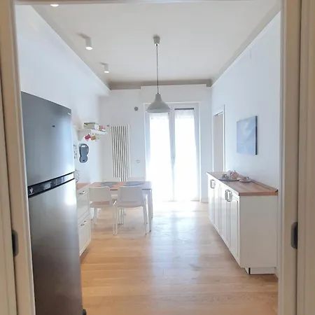 Majestic Seaview Apartment - Bari Centro